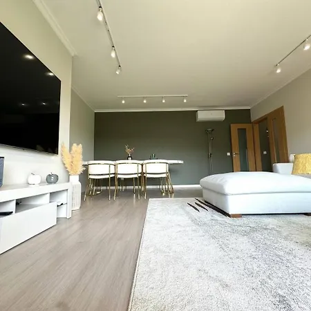 Διαμέρισμα Spacious 3 Bedroom For 6 Near *