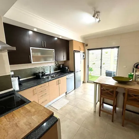 Apartament Spacious 3 Bedroom For 6 Near