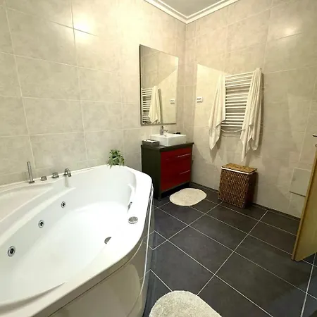 Spacious 3 Bedroom For 6 Near * Portimão